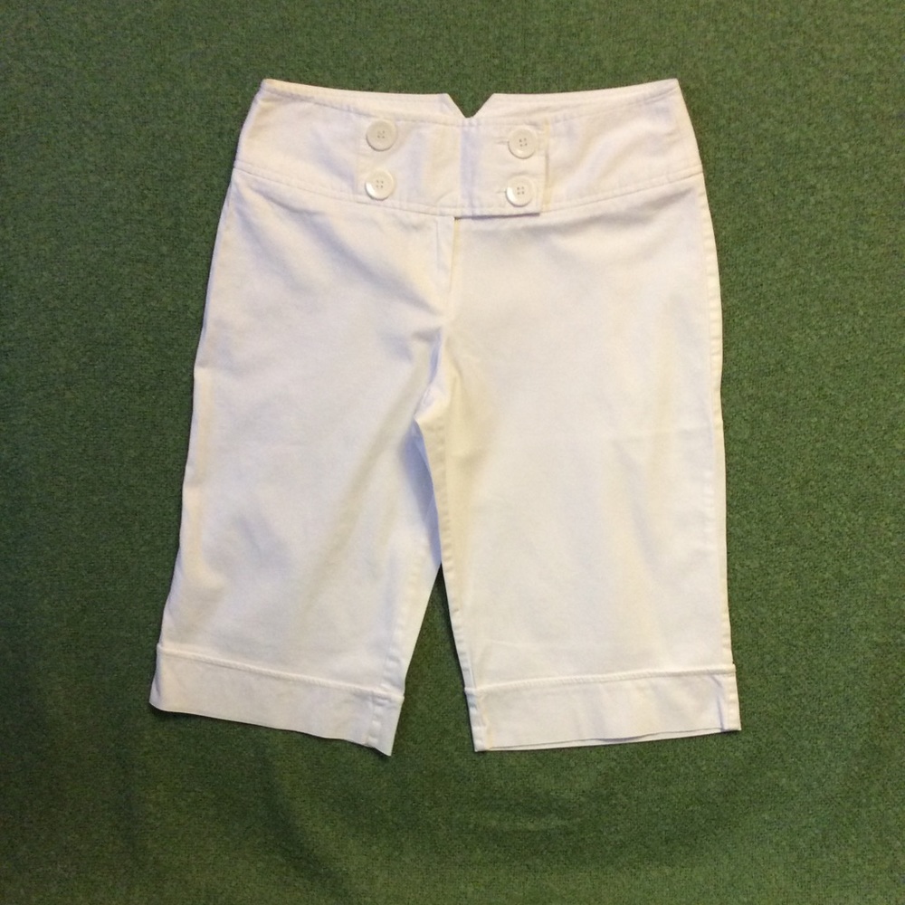 White cotton blend (97%) bermuda/biker shorts